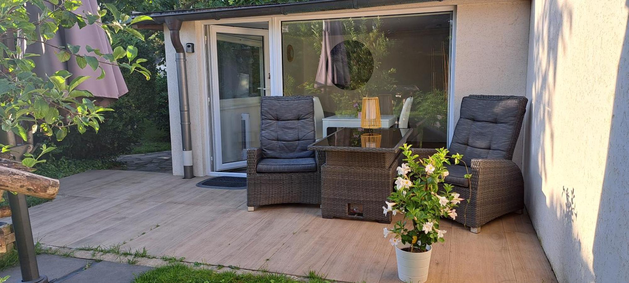 Apartment All-in-one Mit Eigener Sonnenterrasse Im Garten Düsseldorf